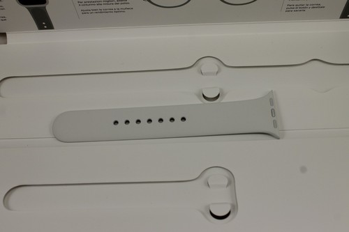 APPLE WATCH SPORT BAND WHITE M/L 40MM ONE SIDE WITH HOLES ONLY - Photo 2 sur 2