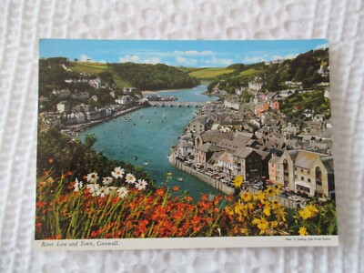 VINTAGE COLOUR POSTCARD '' RIVER LOOE AND TOWN , CORNWALL ''.