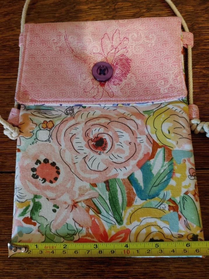 Cartera floral rosa casera con botón morado Foto 3 de 4