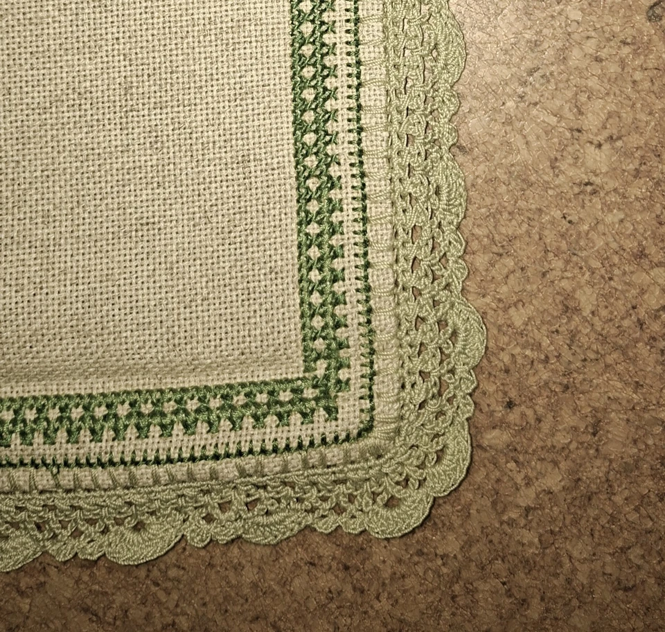 Tischdecke bestickt, Handarbeit , ca. 95 X 95 cm - Bild 3 von 3