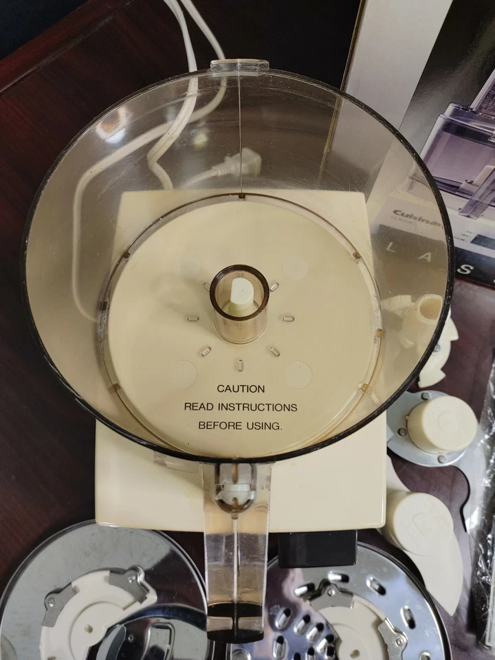 Vtg Cuisinart DLC-10C Classic Food Processor w/Attachments Tested (See Note) - Image 4 of 4