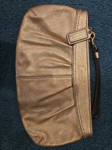 Pochette Coach vintage nuova pelle oro metallizzato con cinturino da polso rimovibile