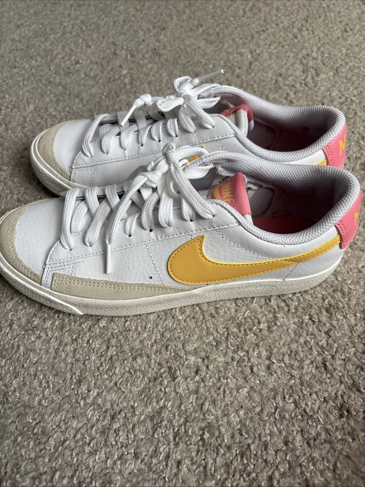 7Y/8.5 Women’s Nike Blazer Low ‘ 77 White, Pink and Yellow Shoes - Image 4 of 4