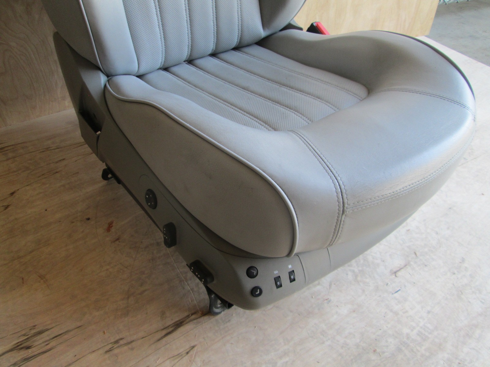 Maserati  Quattroporte -  RH / Passenger Seat  w/ Rails / Guides 