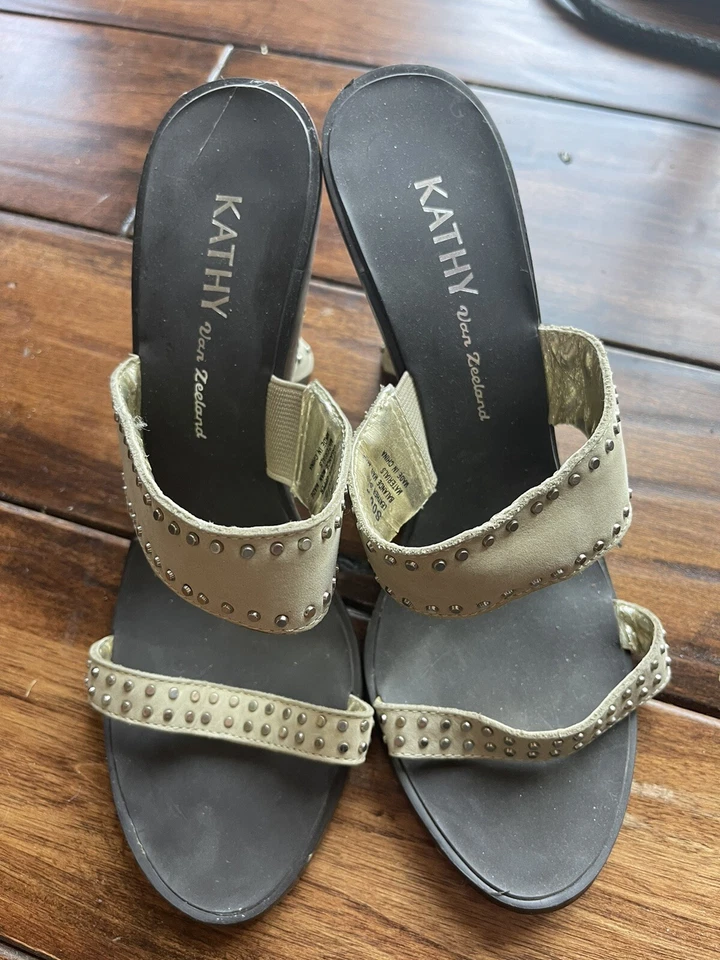 Sandalias boho Kathy Van Zeeland para mujer con cuña talla 7 gris con tachuelas con tiras Foto 3 de 4