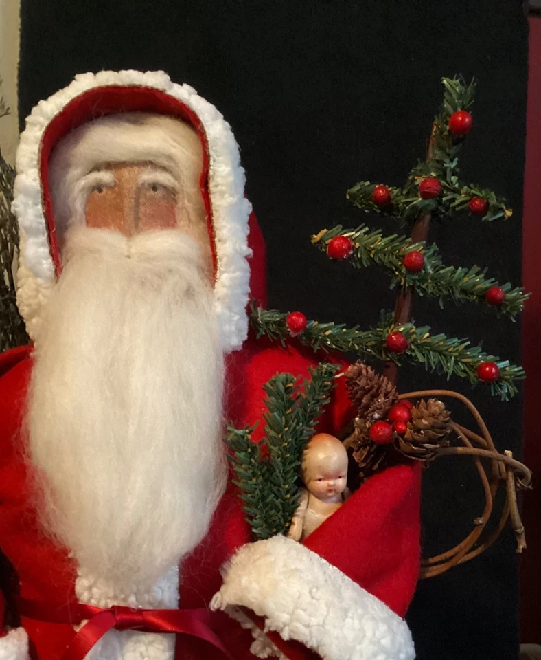 Papá Noel primitivo hecho a mano sosteniendo campanas de Navidad Foto 2 de 4