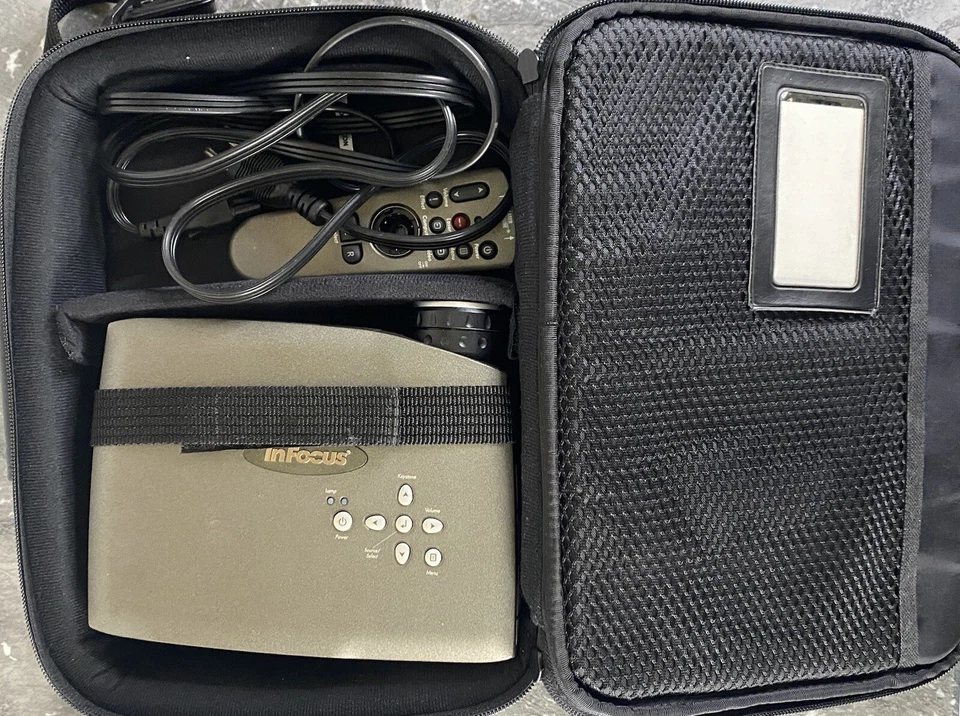 Projetor de tela grande InFocus LP70 cinema em casa com estojo, controle remoto (não testado) - Imagem 2 de 4