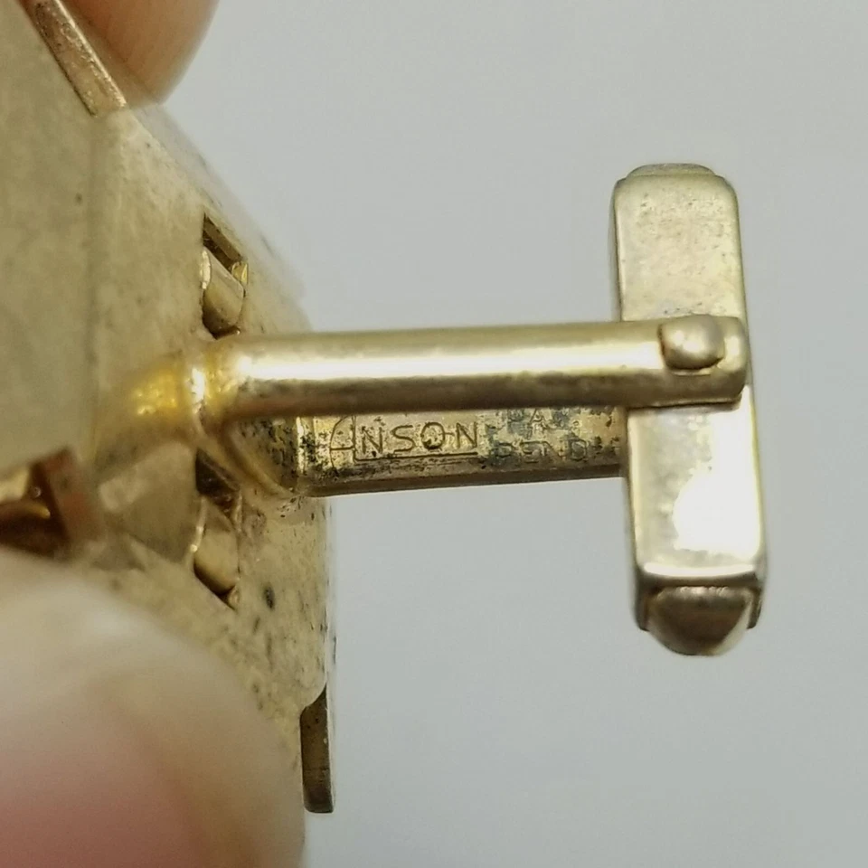 Juego de Gemelos y Clip de Corbata Anson Confetti Lucite Tono Dorado Forma de Cruz Foto 3 de 4