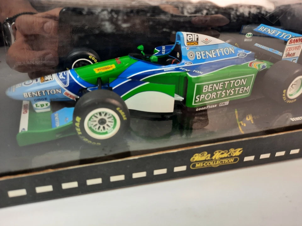 Minichamps Benetton B194 #5 M. Schumacher World Champion 1994 1/18 510941805 - Immagine 2 di 3