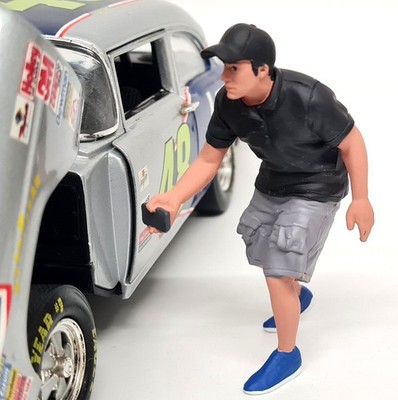 American Diorama 1/18 Man Car Show mit Telefon Polyresin Figur Modellautoszene