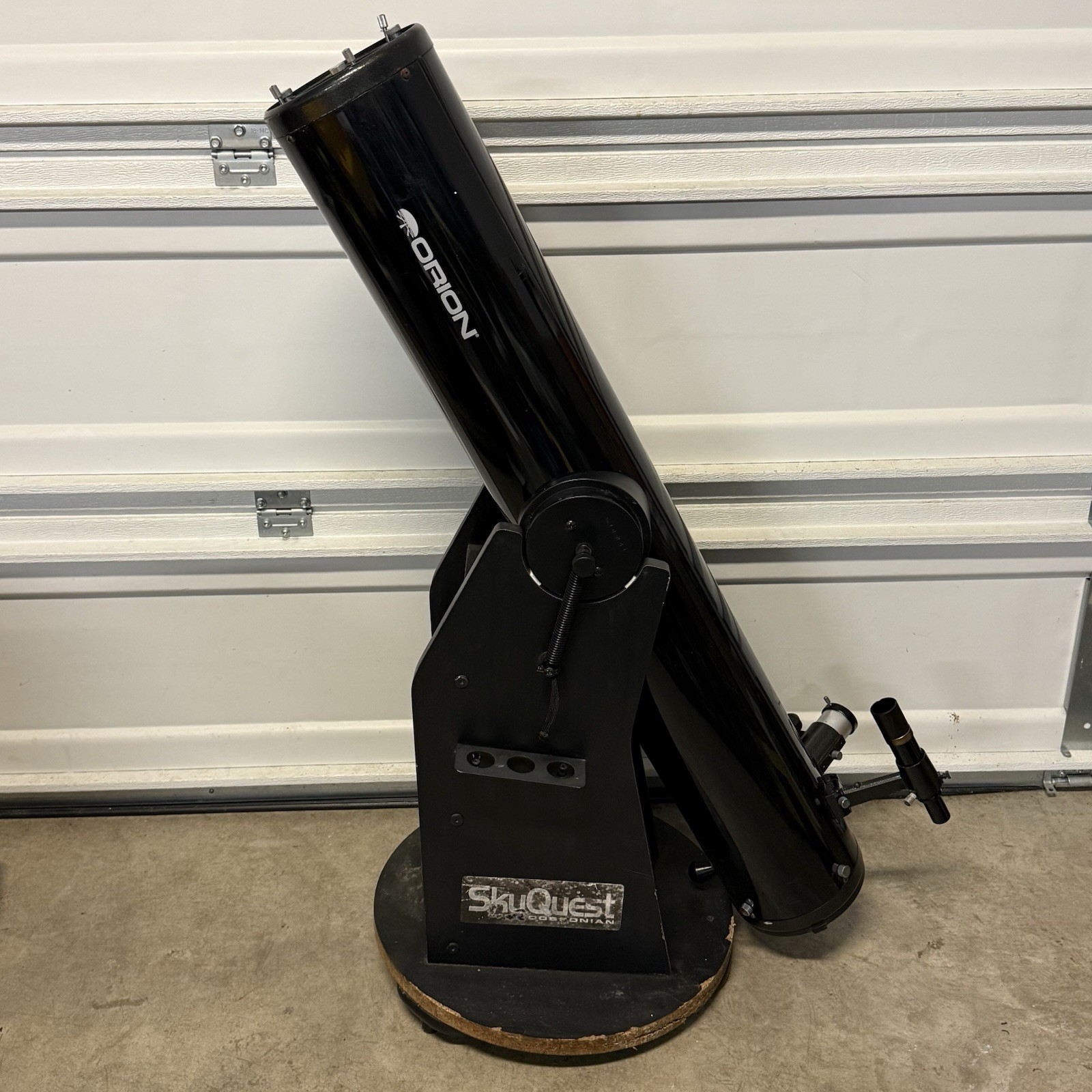 Orion SkyQuest XT 6 Dobsonian Reflector Telescope With Mount