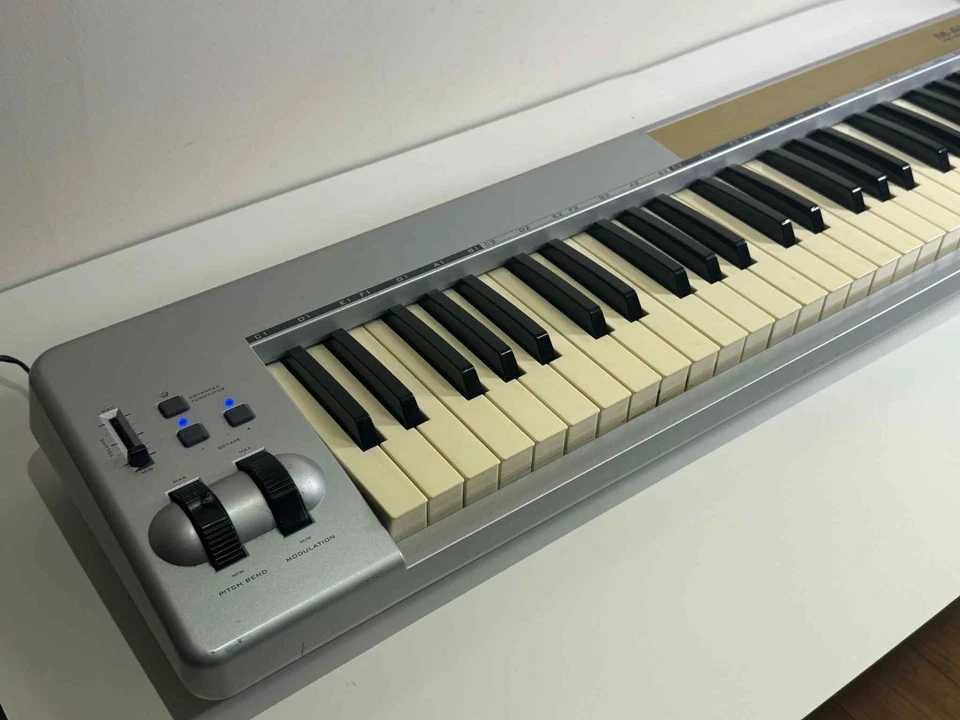 M‑Audio Keystation 61 es MIDI Keyboard Controller - Semi-Weighted Keys - Image 3 of 4