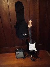 Fender Squier Stratocaster Chitarra elettrica 6 corde con accessori  