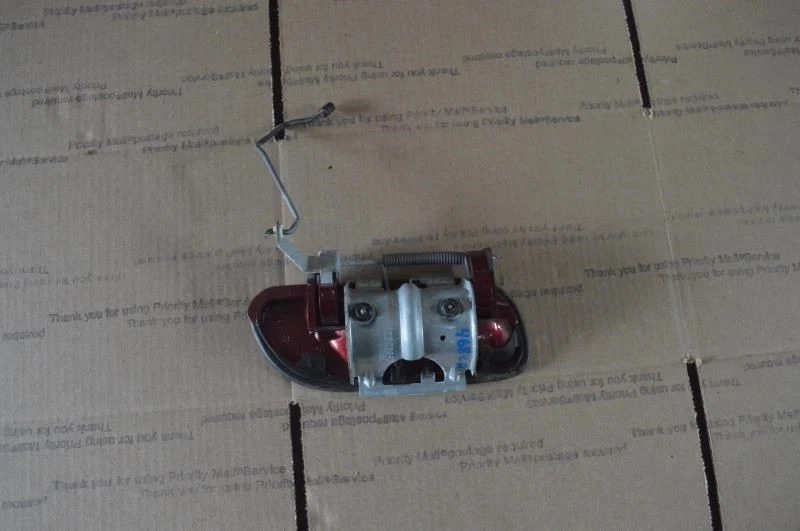 2006 VOLVO V70 LEFT DRIVER REAR DOOR HANDLE RED - Image 2 of 4