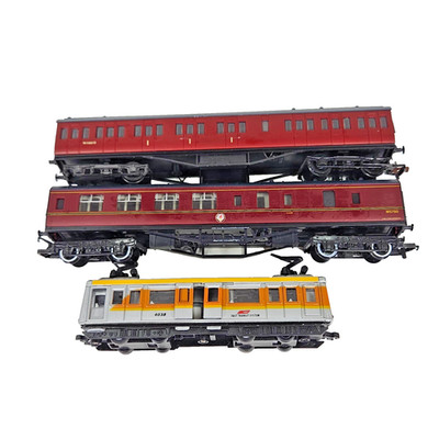 Rechen von 3x Hornby unverpackten Reisebussen Dapol Ersatzteile weinrot farbige Modelleisenbahnen.