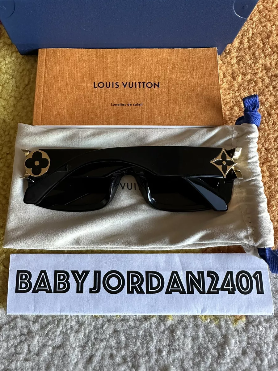 LV Monogram sun glasses look good all good packaging came in 3