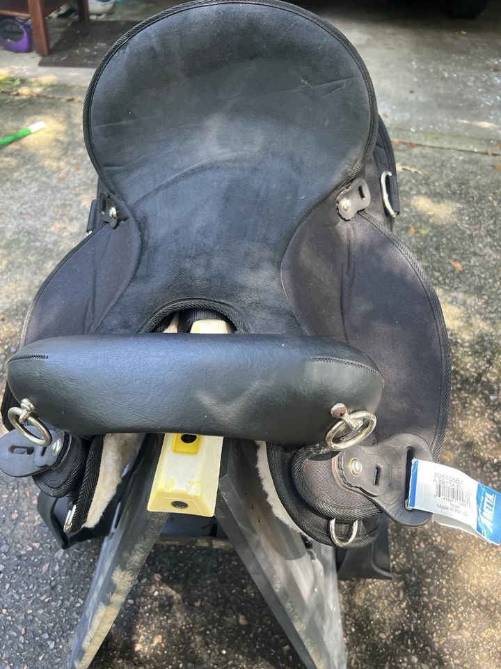 "Silla de montar sintética Abetta Endurance 205105BK 16"" manchas en la parte inferior" Foto 3 de 4