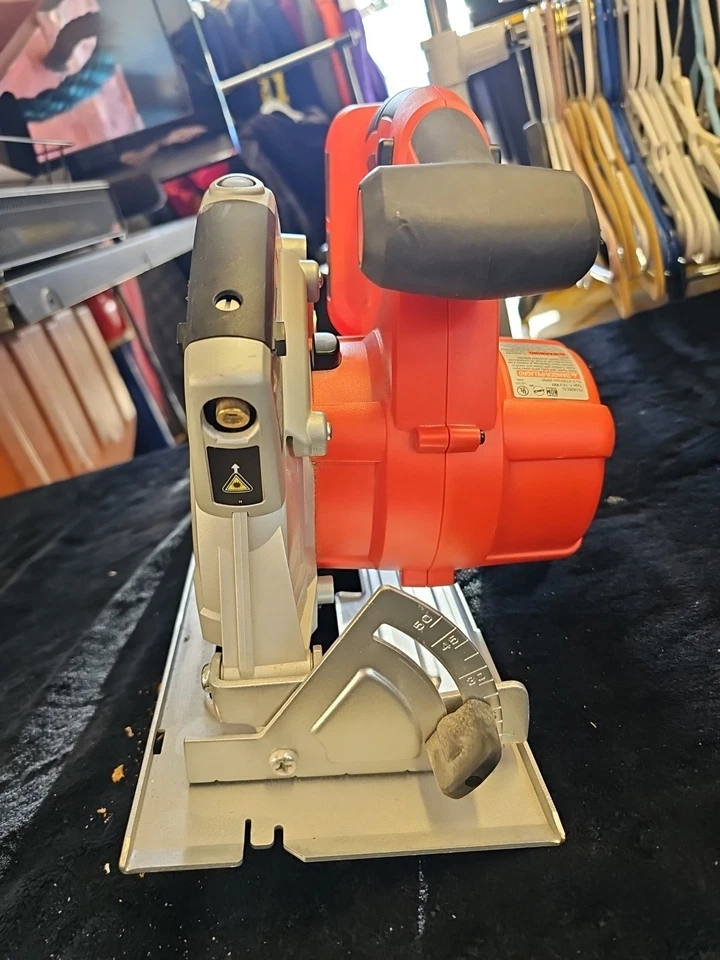 Serra circular sem fio Black & Decker Firestorm FS1806CSL 6-1/2" 18V testada/funciona - Imagem 3 de 4