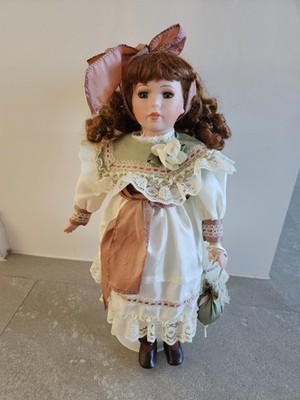 Porzellan schöne Puppe Vintage, 17'' groß. Handbemaltes Gesicht. Guter Zustand