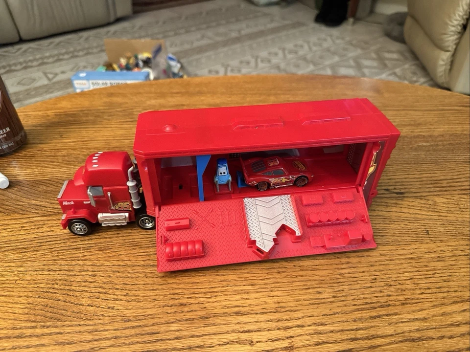 Camión de juguete Disney Pixar Cars Lightning McQueen Mack rojo Rust-Eze #95 Foto 2 de 4