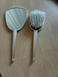 Vintage Handspiegel und Bürste