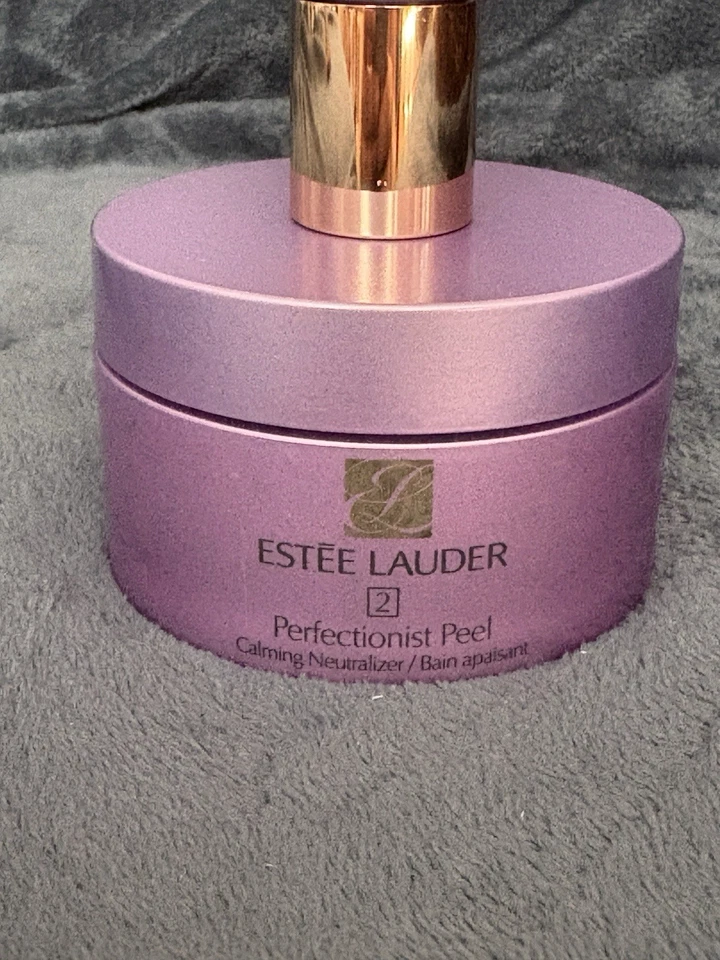 Estée Lauder Perfectionist Peel Steps 1 & 2 Thermal Calming Neutralizer Pads - Image 3 of 4