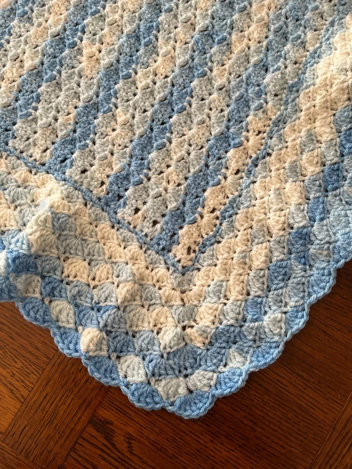 MANTA BEBÉ TEJIDA A MANO SUAVE CÓMODA AFGANA AZUL PÁLIDO Y BLANCO CONCHAS Foto 2 de 4