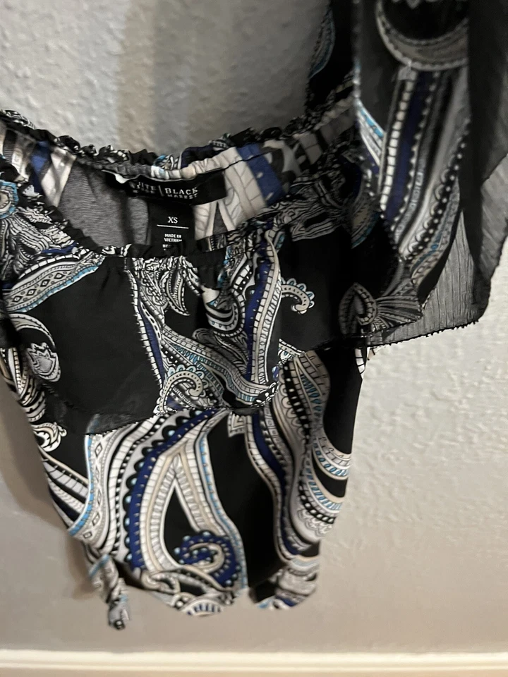 White House black market black sleeveless blouse size Xs ruffle neck - Image 4 of 4