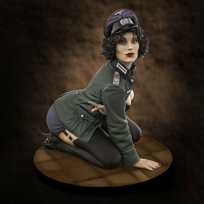 MW22 ROYAL MODEL 842 GERMAN OFFICER 'PIN-UP' (1/35 SCALE) FIGURE