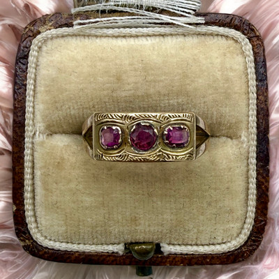 Antiker Ring 9 Karat massiver Gelbgold 3 Steine Rubin Panel, Größe 7