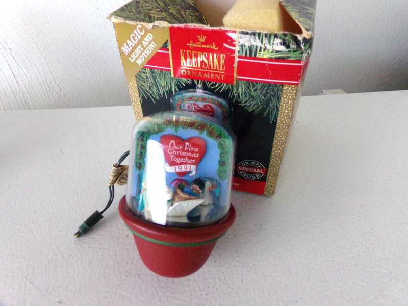 Hallmark 1991 Our First Christmas Together magic Tunnel of Love Swan Ornament
