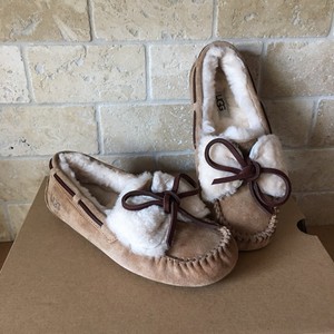 ugg dakota bow