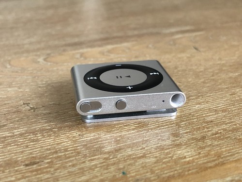 APPLE iPOD SHUFFLE 4TH GENERATION 2GB - A1373 - SILVER - DOES NOT HOLD CHARGE - Picture 4 of 6