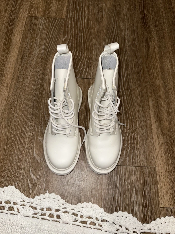 Женские белые кожаные боевые ботинки Dr. Doc Martens Luana AW004 размер 7 - Изображение 2 из 4