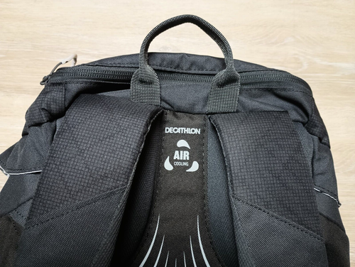 Mochila Quechua 20 Negra Acolchada Espalda Usada en Excelente Condición Decathlon Aire Refrigeración Senderismo Viaje - Imagen 5 de 6
