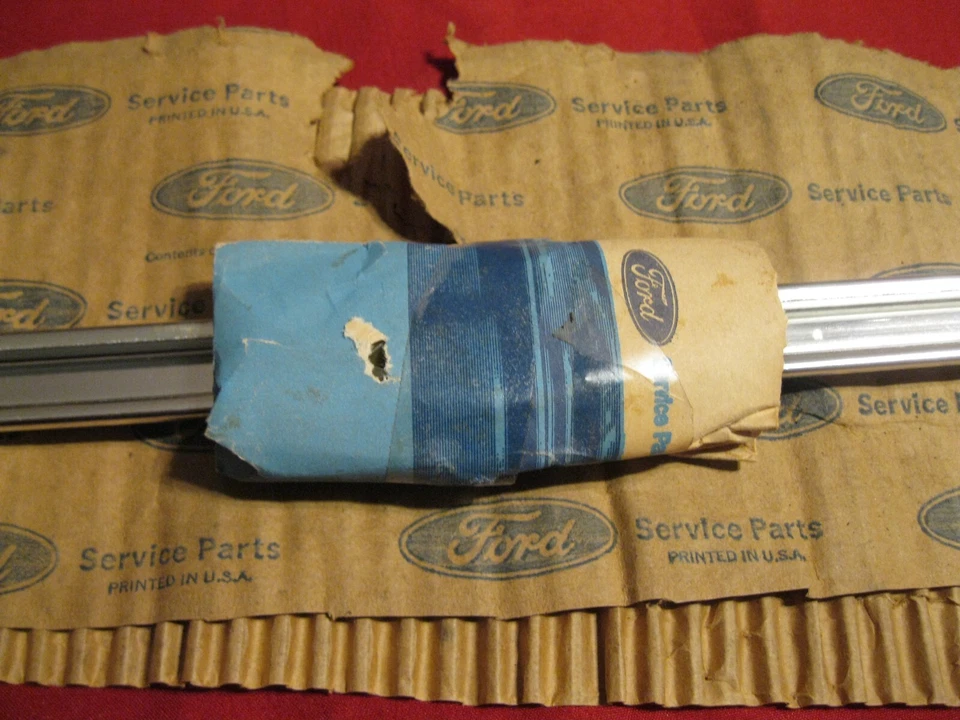 NOS 1971-1972 Mercury Comet puerta delantera izquierda moldura, 2 puertas Foto 3 de 3