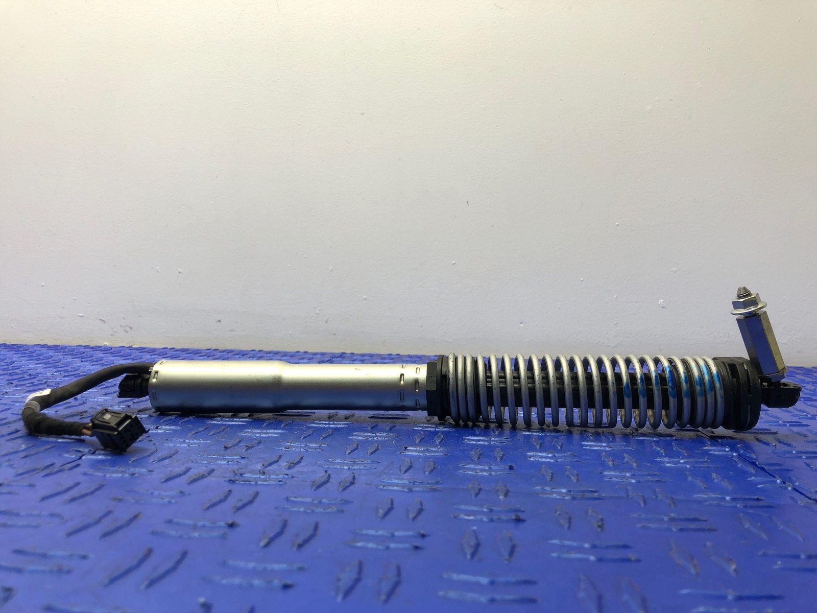 2013-2021 MASERATI QUATTROPORTE LEFT REAR POWER TRUNK TAILGATE ACTUATOR STRUT