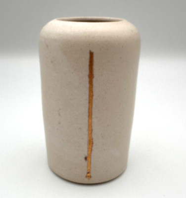 Studiokeramik kleine Knospenvase beige mit Goldlinie und beeindruckter Herstellermarke