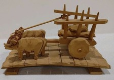 Statuina vintage in legno intagliato a mano carro tirante buoi dal Cile