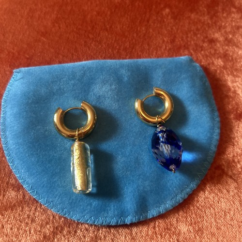 Pendientes Timeless Pearly Boby desiguales oro azul aros y dijes red a porter - Imagen 5 de 9