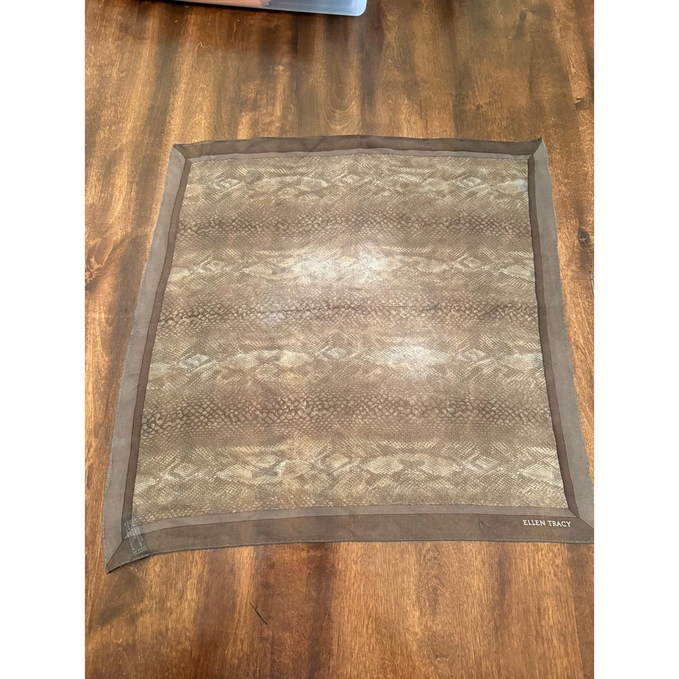 Ellen Tracy女式丝绸方形蛇皮印花围巾 — 第 4/4 张图片