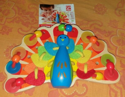 Hape Fädelspiel Lacing Peacock