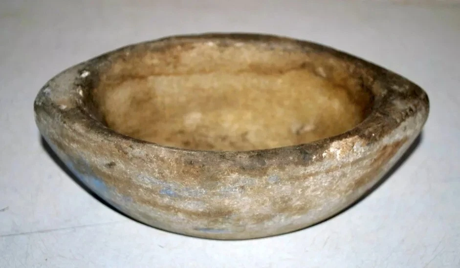 Antiguo mortero de molienda de especias Kharal hecho a mano de piedra de mármol indio de la década de 1850 Foto 3 de 4