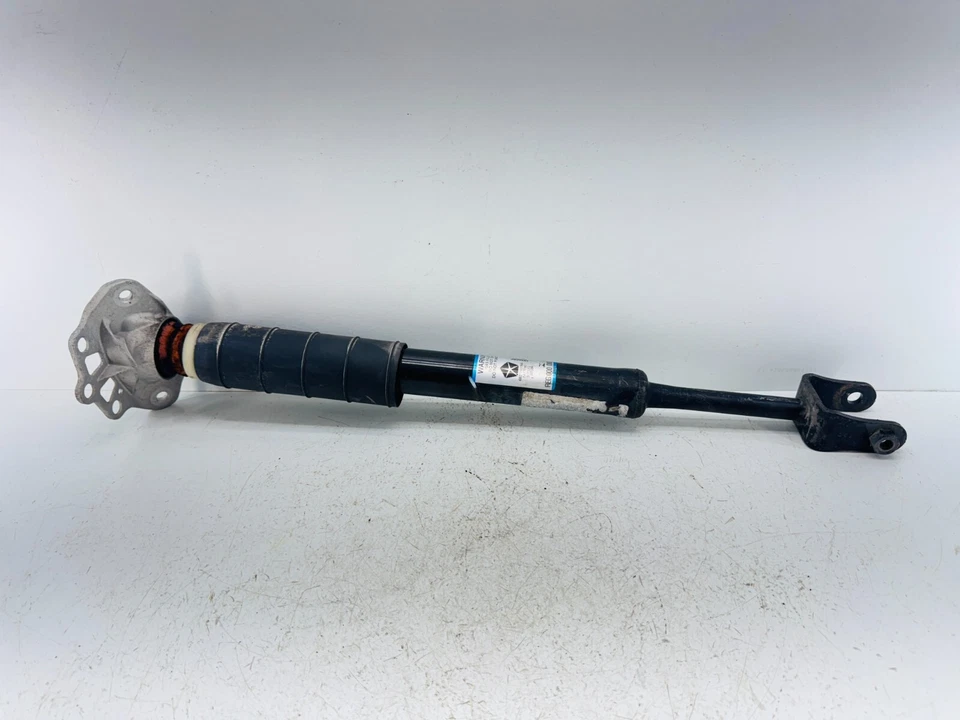 Horquilla y montaje trasero derecho Dodge Dart 13-16 OEM 68277437AA 5168570AE Foto 2 de 4