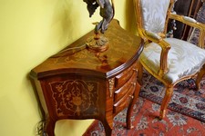 Comodino-tavolino stile Luigi XV a tre cassetti