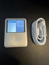 Apple iPod nano 3rd Generation Silver 4 GB Bundle - See Pictures