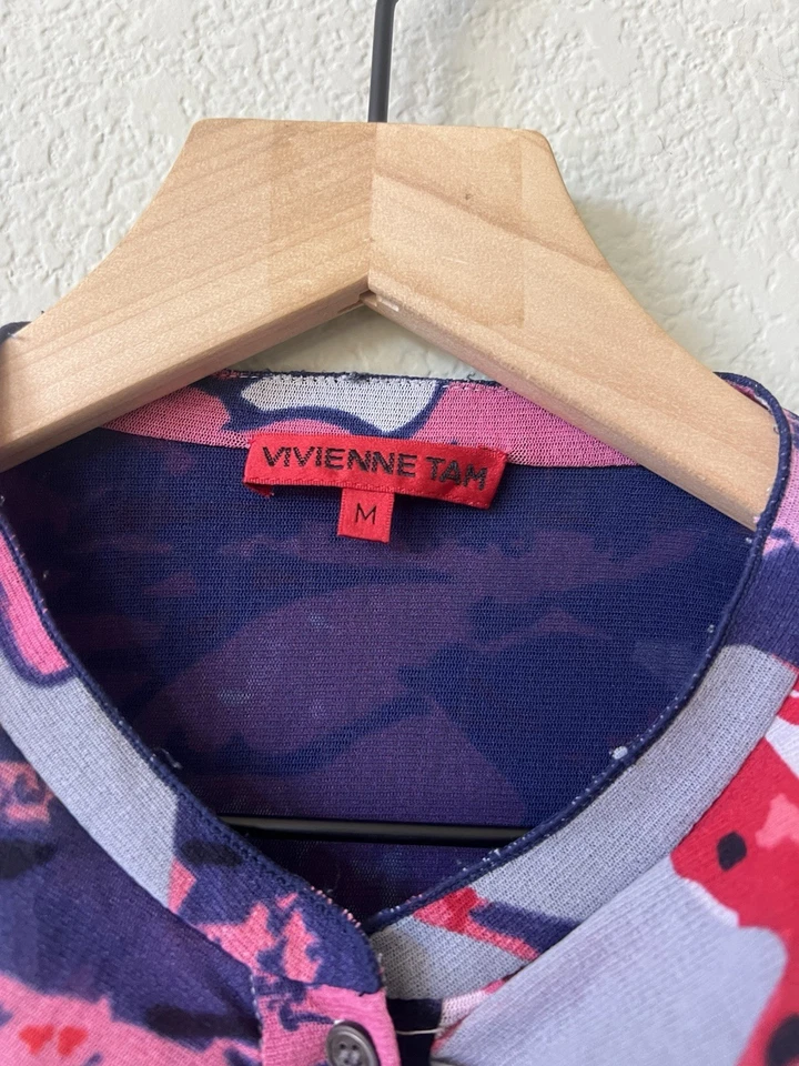 Top VIVIENNE TAM Rojo Doble Capa Transparente Floral Volantes Botón Talla M Foto 3 de 4