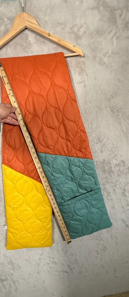 Bufanda acolchada acolchada Urban Outfitters bolsillos en bloques de colores Foto 3 de 4