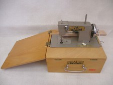 x-22518	Ältere Müller Regina Kindernähmaschine mit Batteriebetrieb L:ca.195mm