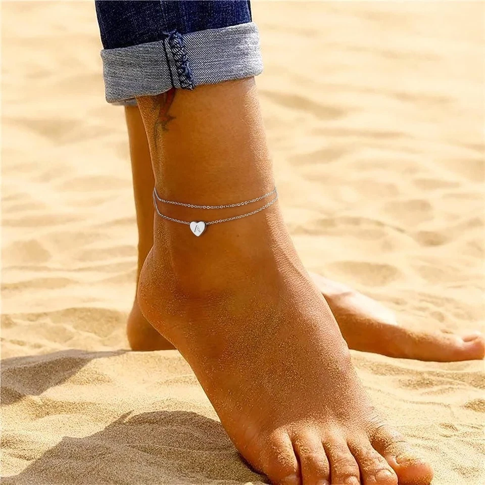 Brazalete al tobillo de plata relleno de oro blanco de 14K hecho a mano con dije inicial de corazón Foto 4 de 4